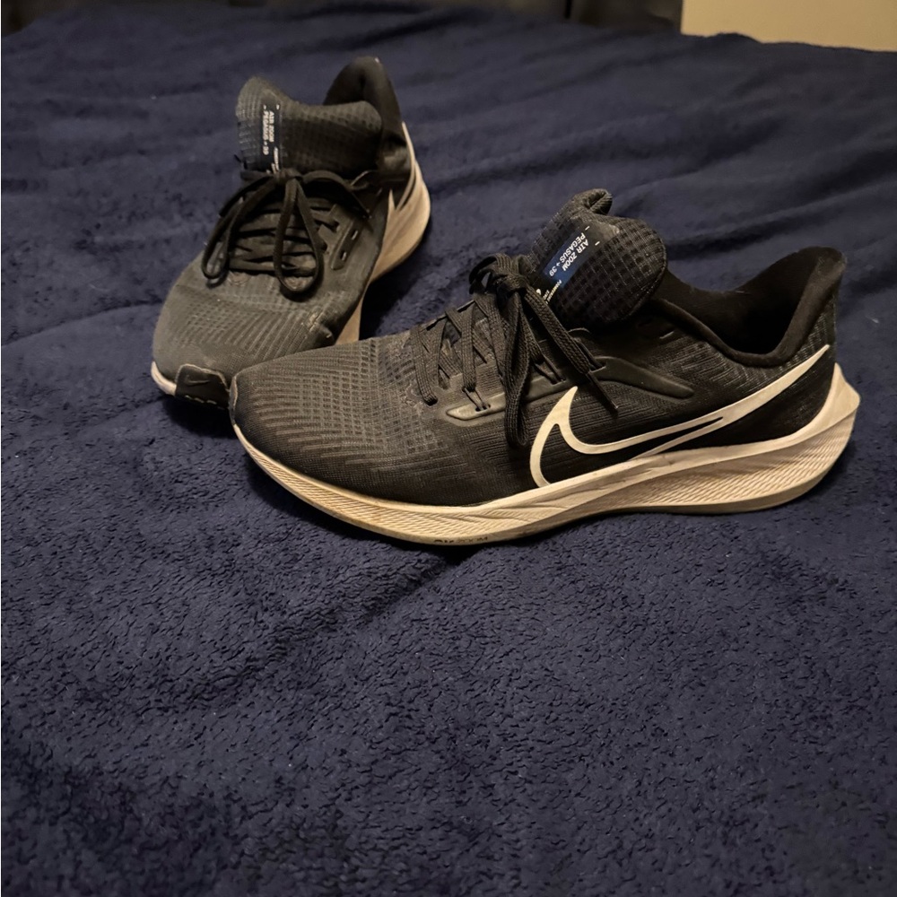 Nike Men's Gray and Black Athletic Shoes